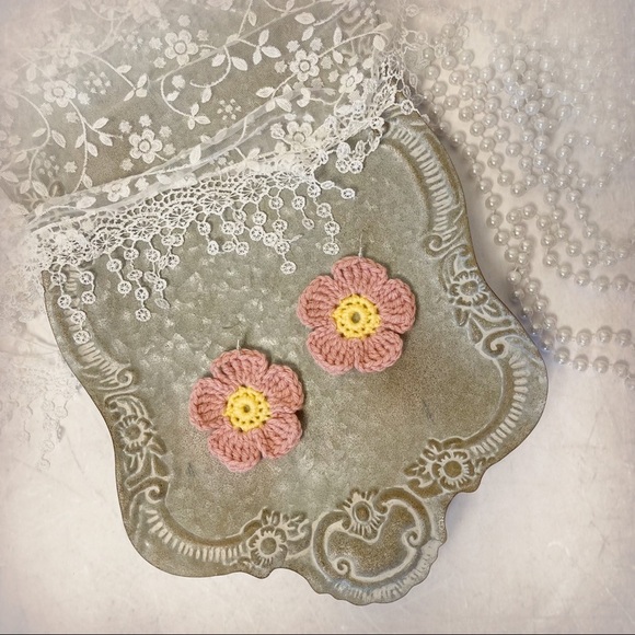 Handmade Boho Blush Daisy Crochet Drop Earrings - Picture 2 of 8